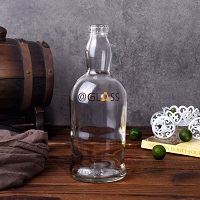 El desenvolupament de l'ampolla de licor de vidre de colors crea bellesa